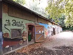 Batiment de la MJC Le Bastion, face au boulevard des Adieux.