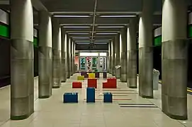 Une bouche d'accès de la stationsituée à côté de l'entrée de la gare.