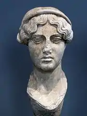 Tête féminine à diadème, de la villa Hadriana