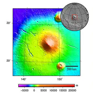 Elysium Mons, principal volcan d'Elysium Planitia, s'élève à 13&nbsp;km au-dessus des plaines environnantes et mesure environ 240&nbsp;km de large, avec un petit cratère circulaire de 14&nbsp;km de diamètre.