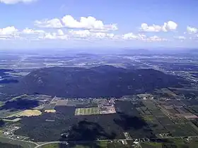 Le mont Yamaska vu des airs en parapente à 1 300 mètres d'altitude.