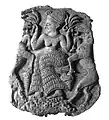 Couvercle incomplet de pyxide en ivoire d'éléphant représentant une déesse maîtresse des chèvres, vers 1250 A.C., 13,7&nbsp;cm, provenant d'Ougarit, Syrie, d'influence mycénienne, musée du Louvre.