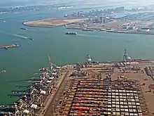 photo aérienne d'une plateforme de containers