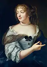 tableau d'une femme peinte à mi-corps, bien en chair et la gorge dégagée, regardant vers sa droite et l'index droit pointé vers sa gauche