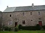 Le corps de logis et la porte d'entrée avec son décor fin Renaissance.