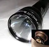 Vue rapprochée d'une 4D Maglite avec le module LED Luxeon incorporé en usine. Le détail montre le module LED avec l'ensemble réflecteur enlevé.