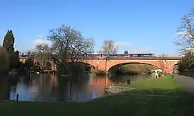 Les deux arches du viaduc en brique, avec un service à grande vitesse Great Western Railway traversant la Tamise.