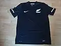 image d'un maillot de football de couleur noire avec le dessin d'une fougère argentée au niveau du cœur