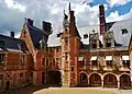 La cour d'honneur du château de Maintenon, qui précède le jardin à la française et le parc.