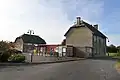 La mairie et la salle des fêtes.
