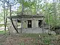 Maison-forte proche de la D27 (entre Saint-Avold et Porcelette).