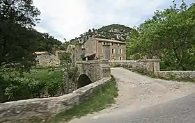 Maison au cœur de la combe de Bonnieux.