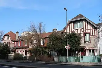 Maisons de style néo-normand.