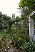 La maison et le jardin.