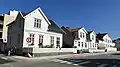 Maisons de bois blanches traditionnelles.