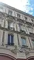 Vue de la façade en contre-plongée.