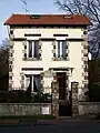 Maison pour sous-directeur de la cartoucherie, de 1950-51, unique maison de ce type et dernier logement construit pour le personnel de l'entreprise. La superficie construite n'est que de 49&nbsp;m2.