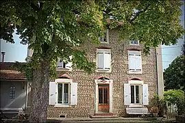 Maison typique à parements de galets.