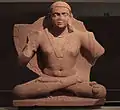 Le bodhisattva Maitreya, en dhoti. empire kouchan, fin Ier&nbsp;siècle ou début IIe&nbsp;siècle. Uttar Pradesh, région de Mathura. Grès rouge, H. 115 ; L. 95&nbsp;cm. Musée Guimet.