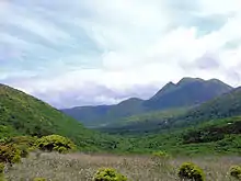 Le mont Kujū vu du col de Makinoto avec le mont Mimata à droite