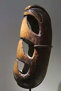Tambour à friction utilisé pour la cérémonie du malagan, Nouvelle Irlande, XIXe&nbsp;siècle.