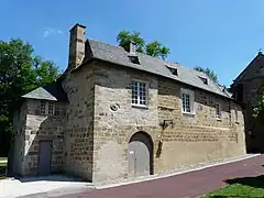 Le bâtiment oriental de l'ancien presbytère.