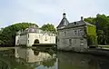 Le château, les douves et le pavillon d'entrée.
