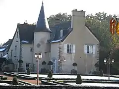 Le manoir de Bourgchevreuil, au centre de la commune.