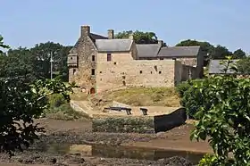 Le manoir de Bel-Air vu de la rive gauche de l'Aber Ildut (en Plouarzel) 3.