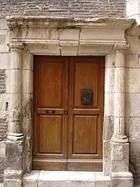 Porte de la tour dans la cour.