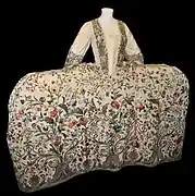 Rinceaux fleuris en broderie sur une robe anglaise rococo du XVIIIe&nbsp;siècle.