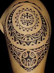 Tatouage de style polynésien (artiste: Manu Farrarons).