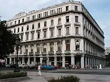 Bâtiment, en angle, de cinq étages