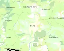 Carte élémentaire montrant les limites de la commune, les communes voisines, les zones de végétation et les routes
