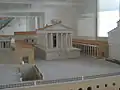 Maquette du forum à la fin du IIe&nbsp;siècle : portiques, escalier d'accès et Capitole.