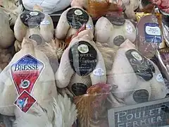 Magret industriel de marque Toque blanche, poulets fermiers du GAEC Chevrier et poulet de Bresse anonyme.