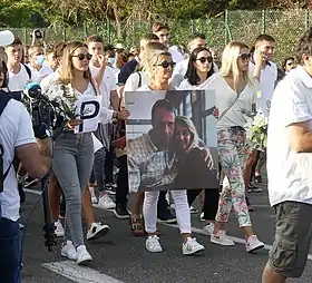 Marie, Véronique et Manon Monguillot (de gauche à droite), le 8 juillet 2020, lors de la marche blanche organisée en hommage à Philippe Monguillot (portrait).