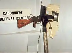 Un fusil-mitrailleur en position dans son créneau de tir (Casemate no&nbsp;35/3).