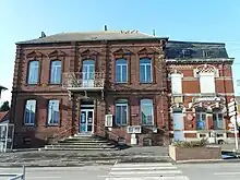 Photographie montrant la mairie et la poste avant l'incendie de mai 2012