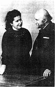 Photographie en noir et blanc d'une femme et d'un homme vêtu d'un costume.