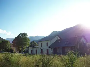 Vue sur le bâtiment voyageurs depuis l'autre côté des voies en 2020.