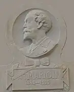 Médaillon de AF Marion sur le mur Estde la Station marine d'Endoume