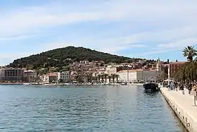 Split (au centre) et la colline Marjan (à gauche).