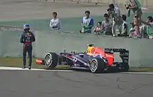 Photo de Mark Webber abandonnat sa monoplace lors du Grand Prix de Chine 2013