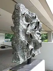 Afrikanisch, später Gruß an Willi Baumeister (2002) (Skulpturenmuseum Glaskasten) devant la mairie de Marl.