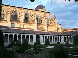 Allée couverte du cloître et jardin (oct.&nbsp;2012)