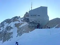 Punta Rocca, la station supérieure du téléphérique de la Marmolada (Serauta - Punta Rocca).