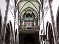 Vue intérieure de la nef vers la tribune d'orgue