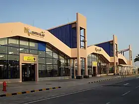 Le terminal de l'aéroport, vu de l'extérieur.