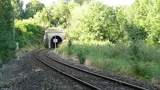Côté Le Tréport, vue sur l'entrée du tunnel (long de 358&nbsp;m) passant sous le bourg.